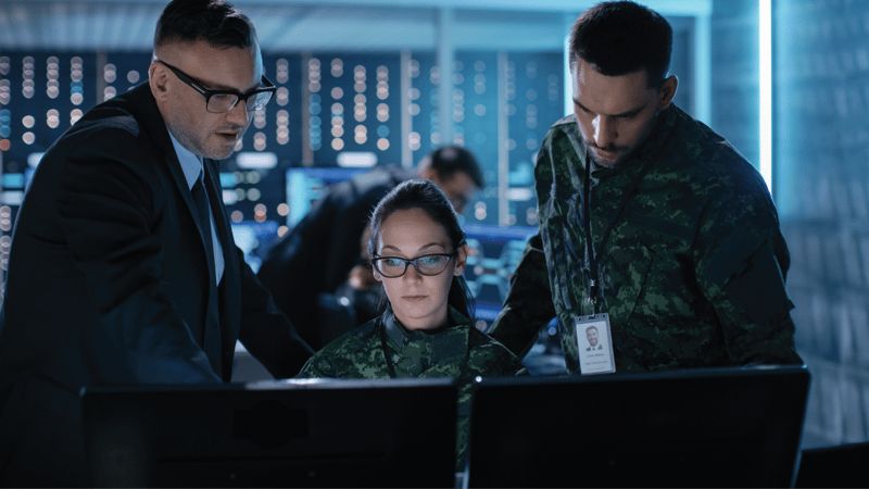 Officiers militaires travaillant dans la fabrication additive au centre de contrôle de systèmes