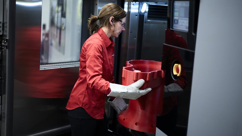 Femme travaillant dans une usine de fabrication additive.